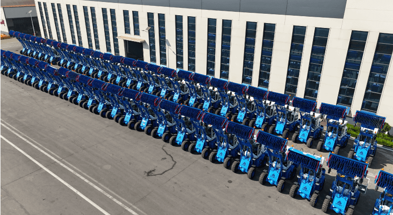 魯工T930定制藍白掃雪裝載機成功交付